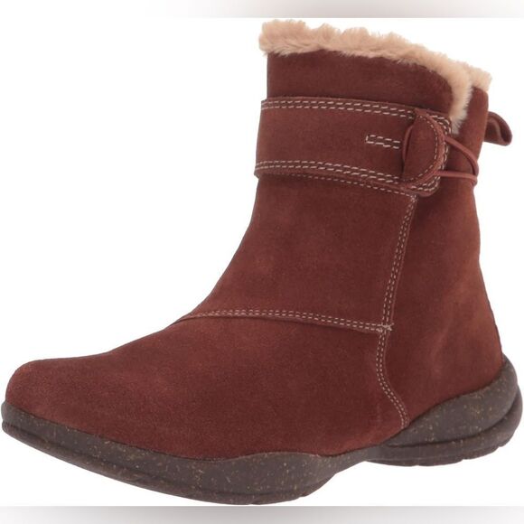 Clarks Women's Waterproof Ankle Boot with Warmlined Fleece Lining - Picture 1 of 3